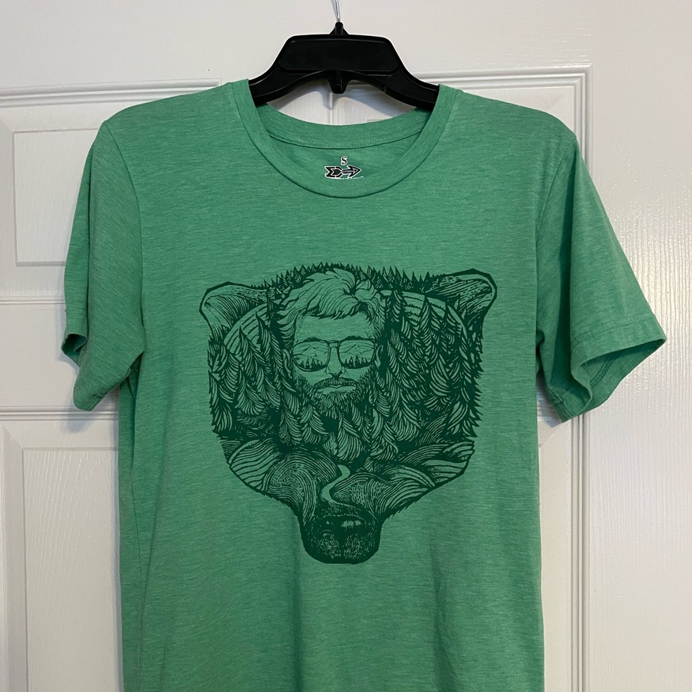 Meridian Line Graphic Shirt Men’s Size Small Green Bear Excellent Condition